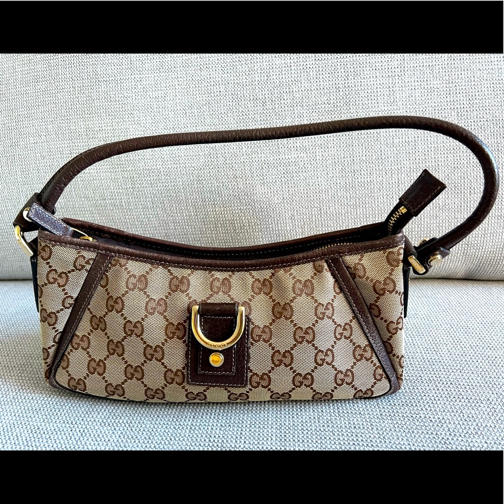 Gucci clutch w zipper closure